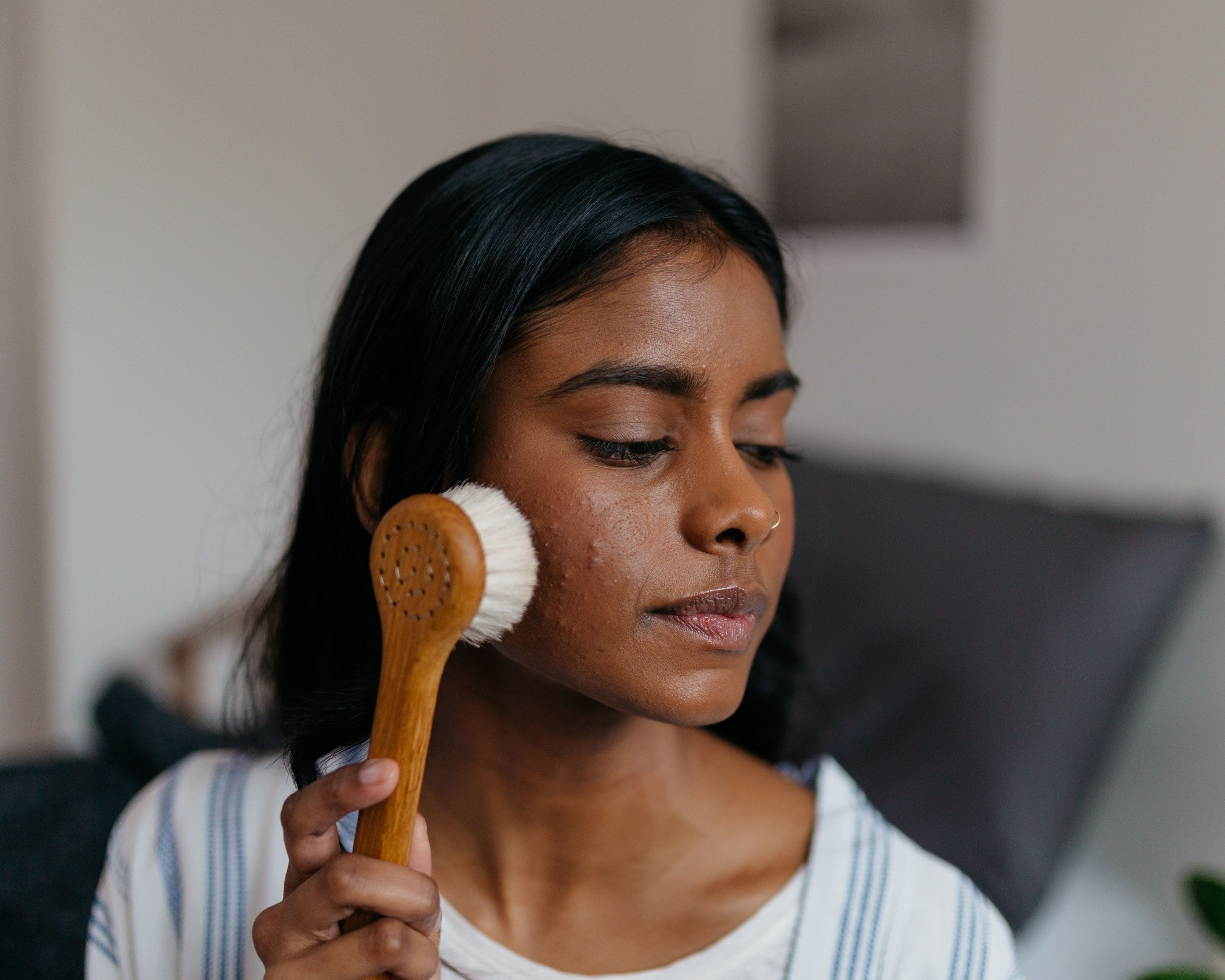 A Guide on Dry Brushing + How It Helps Your Skin